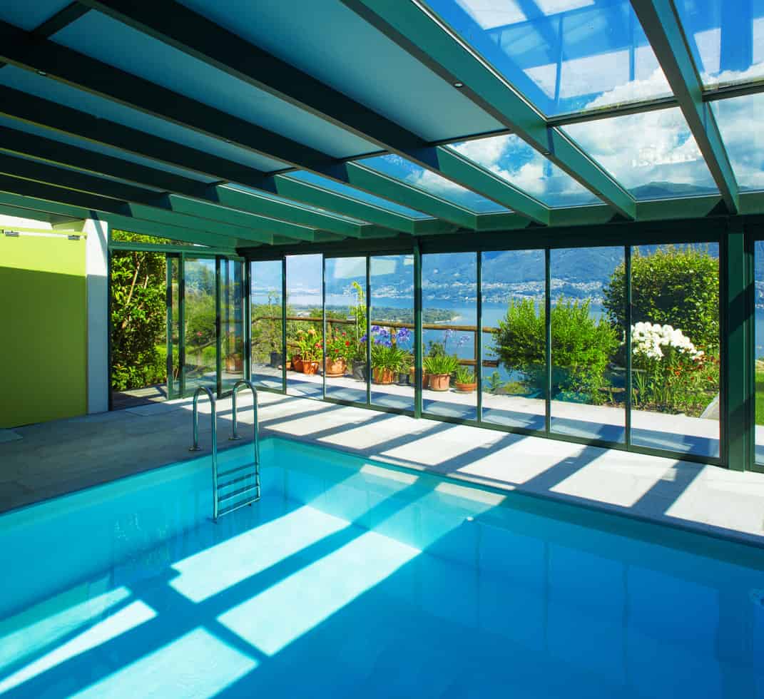 这个华丽的游泳池几乎让你无法用语言表达。玻璃天花板让你在自己的世界里旅行，周围巨大的玻璃窗让你饱览毛绒绿色植物和壮丽的花朵，这个室内游泳池是梦想成真。