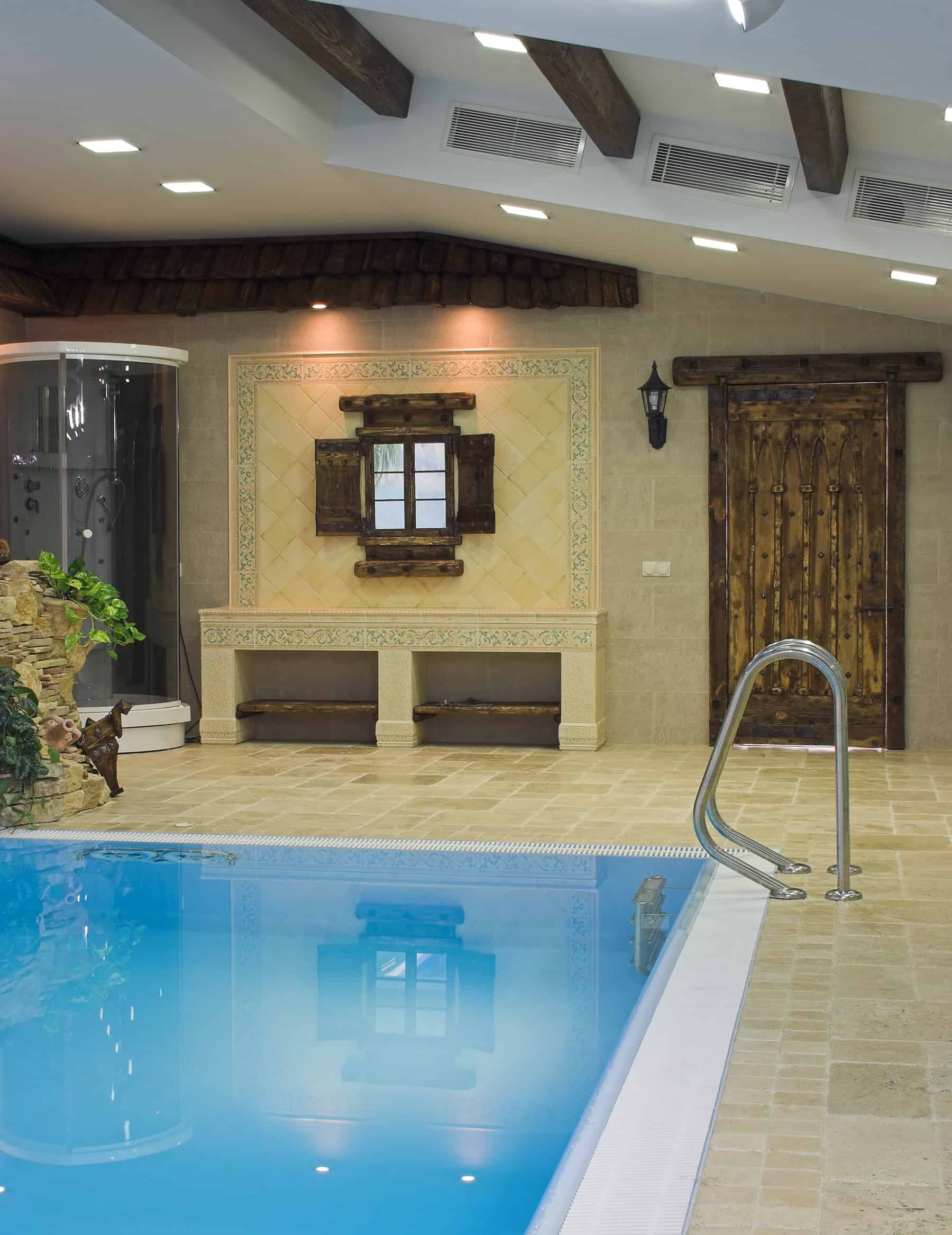 这是另一个简单的木制游泳池的例子，木门和窗框为它提供了棕色的触感。