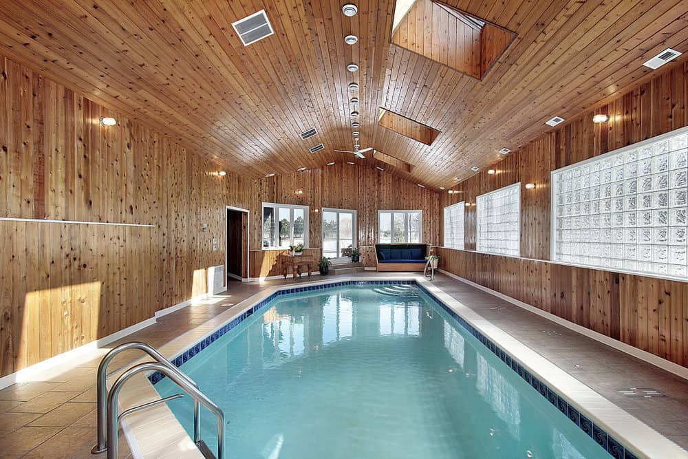 这个游泳池散发出非常复古的氛围，棕色乙烯基和木制内部，白色的窗户从一端到另一端。