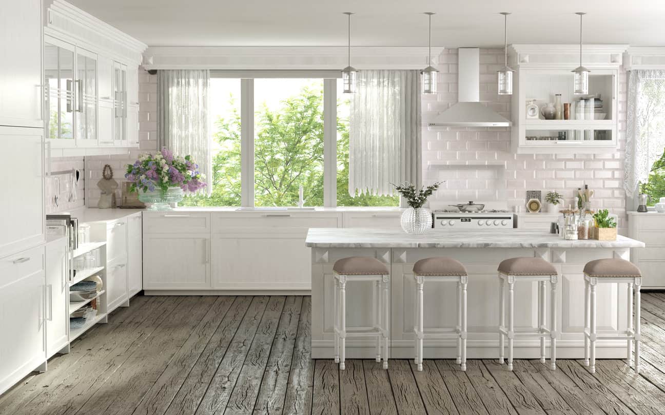 原始的雪松木地板和白色的全部，这个厨房接近梦幻般的小屋风格的生活。砖墙带着淡淡的淡粉色，象牙色的凳子顶为空间增添了微妙的色彩，同时使它更加可爱和神圣。所有好的结合