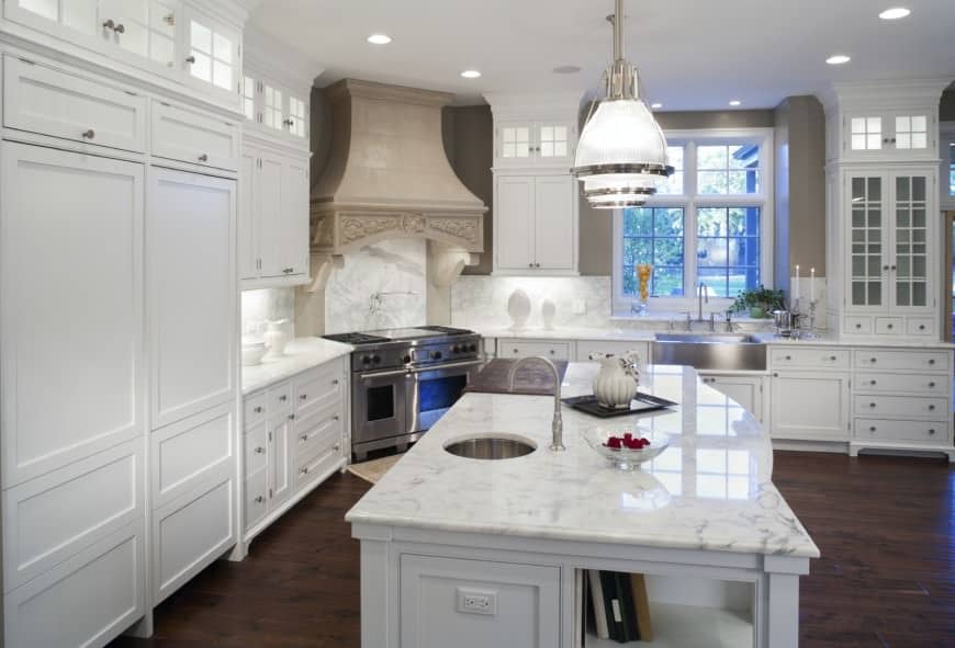 白色的天花板，白色的橱柜，白色的灯，白色的大理石顶给厨房一种天堂般的氛围。然而，橱柜门的边缘有凹痕，大理石顶部特别光滑，以避免出现灰色的感觉。