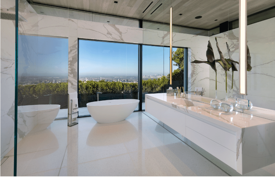 巨大的现代主浴室，带有长长的浮动梳妆台，独立的现代白色浴缸和令人难以置信的景色。
