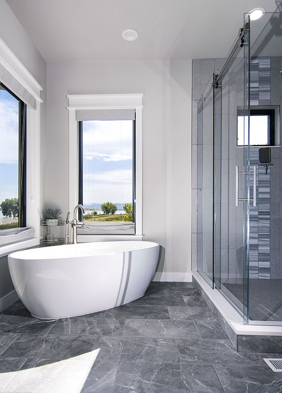 现代浴室玻璃白色的浴缸和淋浴