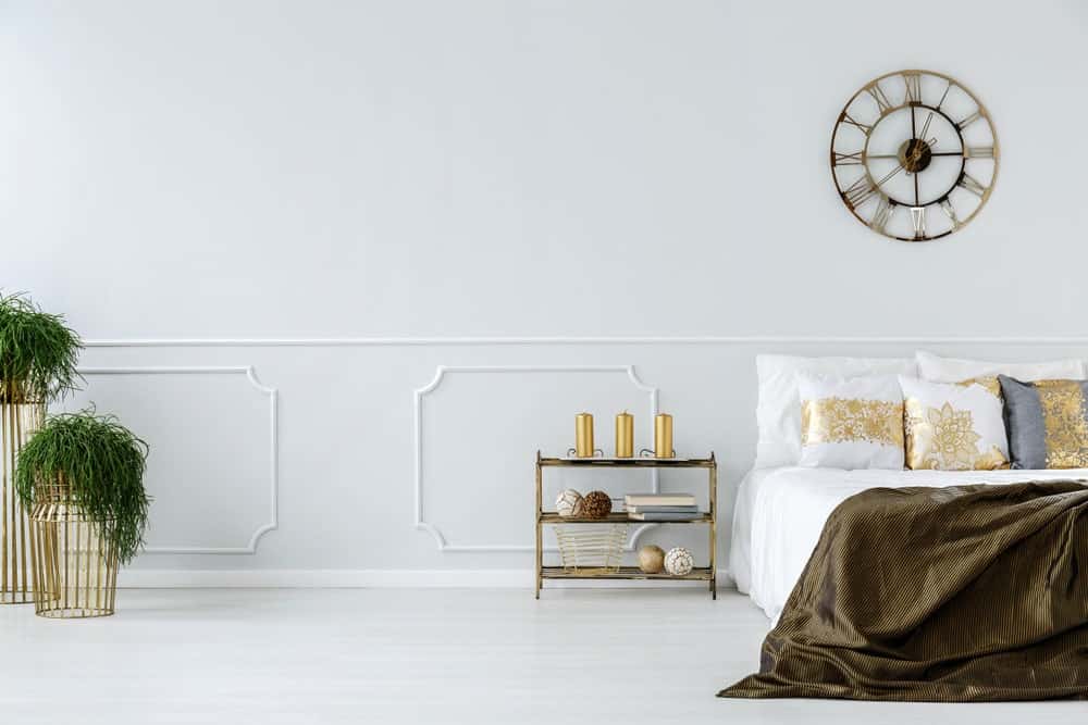 装饰墙造型在这个现代白色卧室的特色。