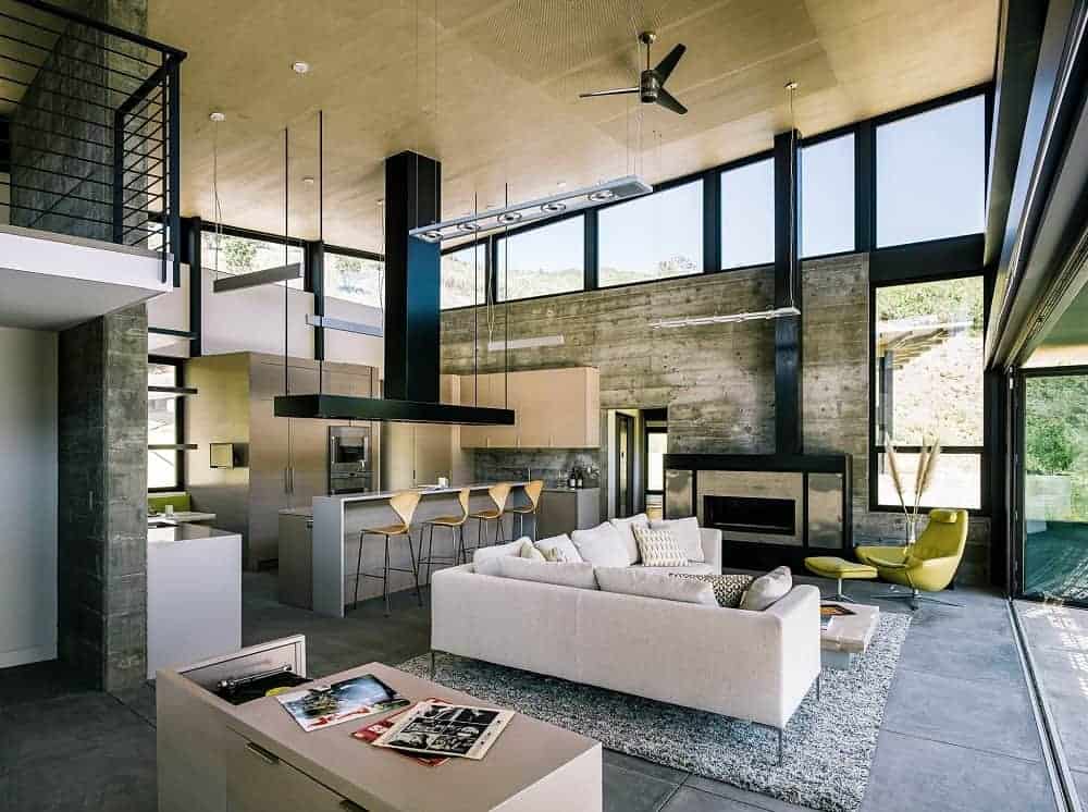 当代住宅具有开放概念风格，展示混凝土瓷砖地板，木镶板天花板和玻璃墙，带来大量的自然光线。它设有一个舒适的生活空间的壁炉和厨房的一侧配备了现代电器。