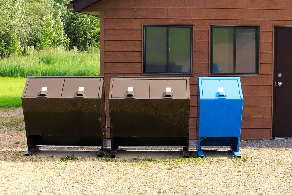 家庭户外使用的耐压垃圾桶和回收箱。
