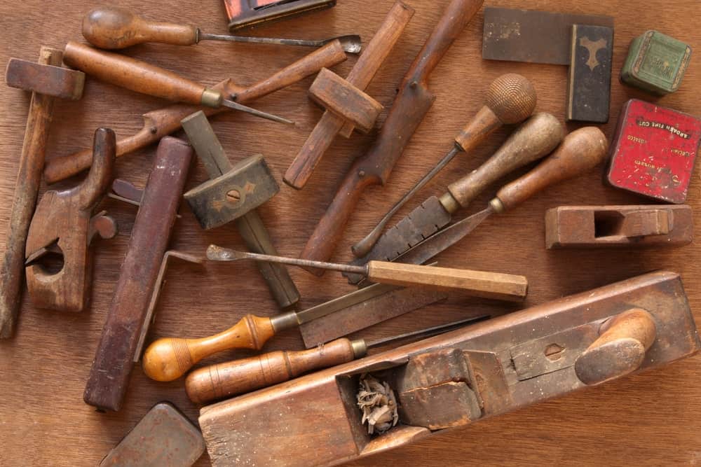 不同类型的精加工木工工具。
