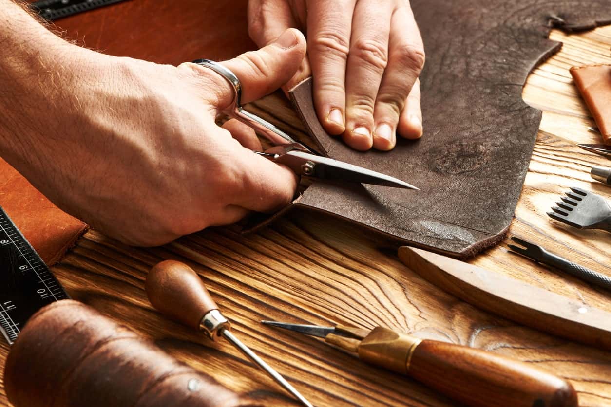 使用不同类型的皮革切割工具切割皮革。