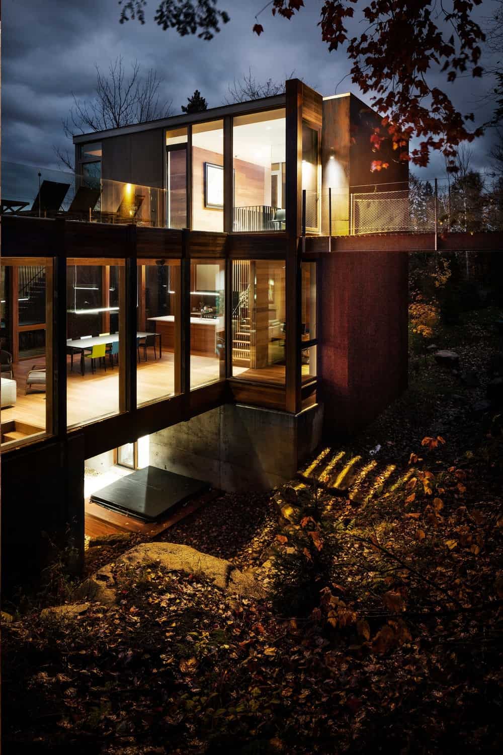 由yh2 architects设计的木质外观住宅，带有凉爽的桥式大房间，可以俯瞰湖泊