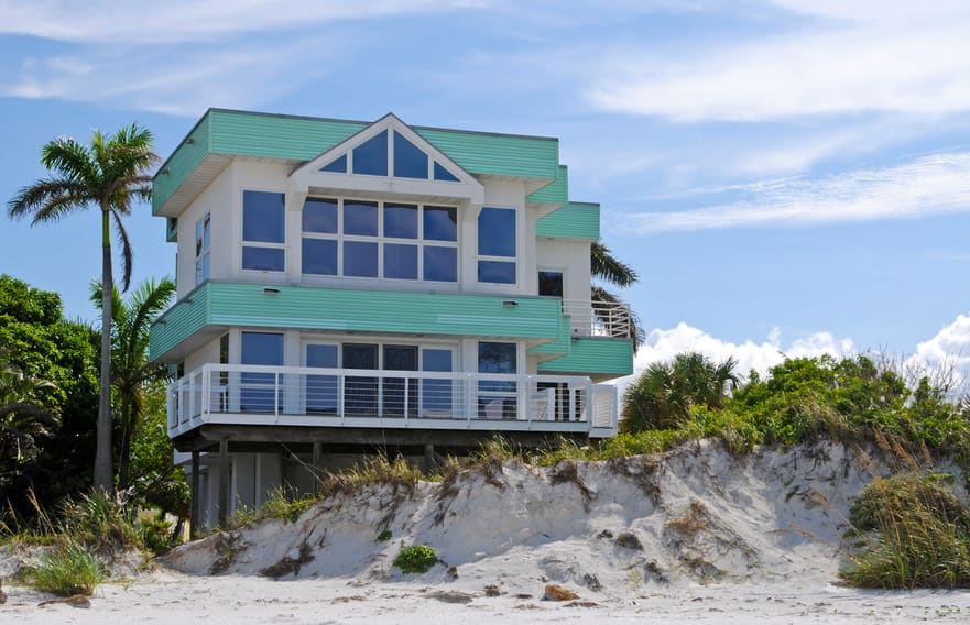 建在沙滩上的超级酷的现代房子
