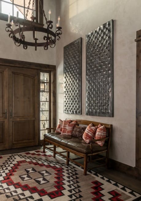 优雅的门厅，硬木地板，上面有迷人的地毯。墙壁和装饰品完美地结合在一起，而吊灯为这个地方增添了优雅。