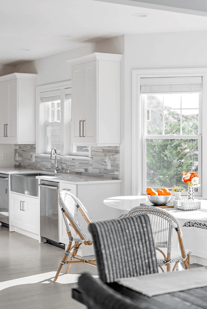 正如所预料的那样,厨房是白色不锈钢电器用软灰色连壁。