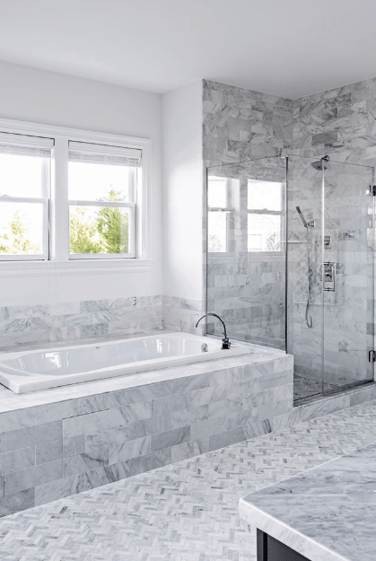 我把最好的留到最后,白色和灰色的宏伟的主浴室。查看精心设计包括大浴缸和玻璃的淋浴。