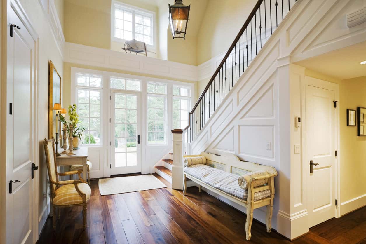 染木地板,木质楼梯踏板,这房子维护旧的本质wood-themed休息室。但它适合当代的设计是微妙的栏杆和过度的使用浅色的墙壁和窗框。