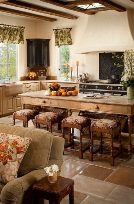 一个木制厨房岛与抽屉在这个国家是多功能的厨房天花板和瓷砖地板。
