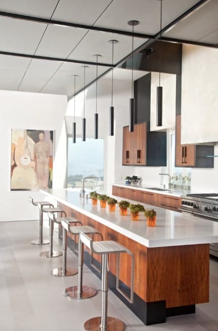 长和白色台面和黑色矩形厨房岛基地封装整个主题的现代厨房。