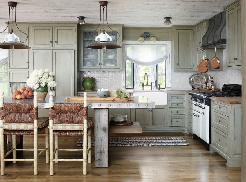 厨房岛钢做的台面,木制腿和一层木梁下面开放存储不可否认作为厨房的焦点。独特的木质椅子添加额外的层。