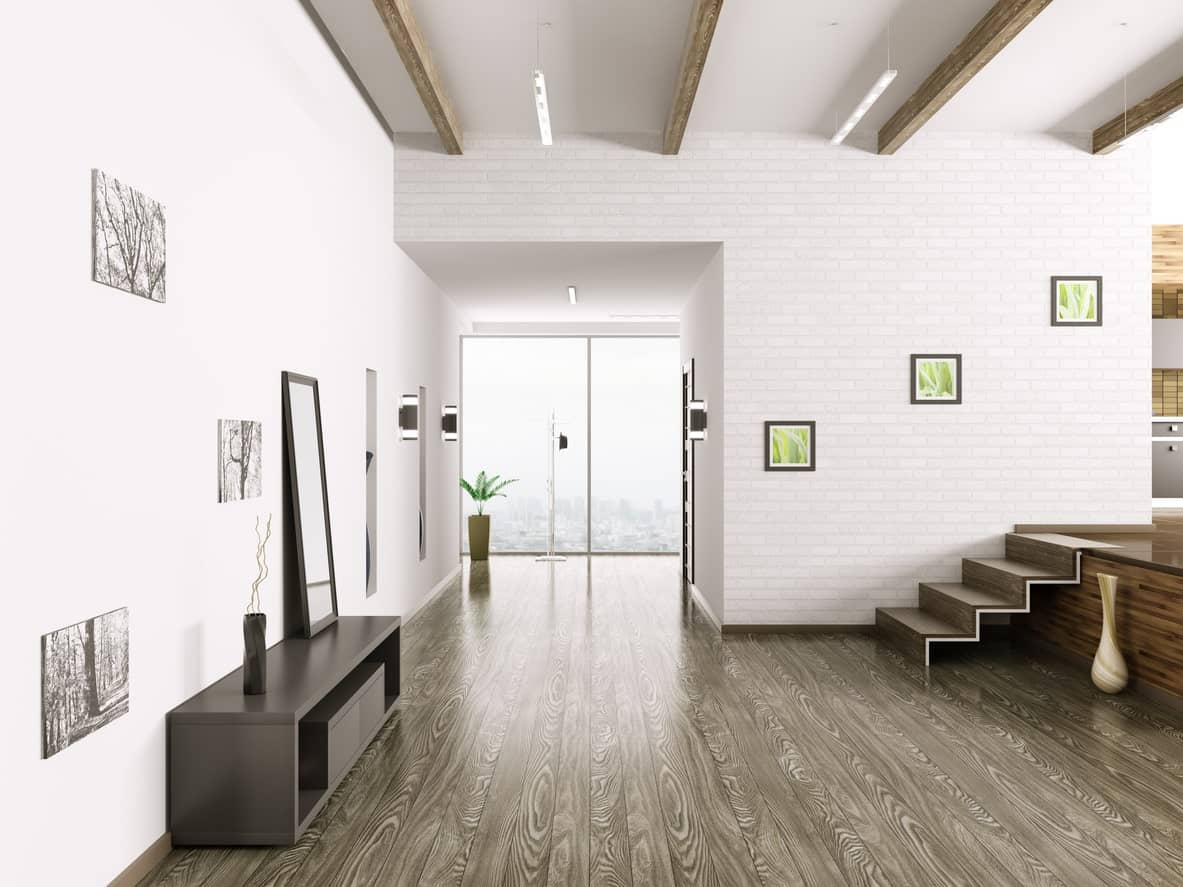 一个非常时尚的入口，有时尚的地板。白色的墙壁和天花板提供了完美的设计视野，而横梁天花板为这个令人惊叹的家增添了风格。