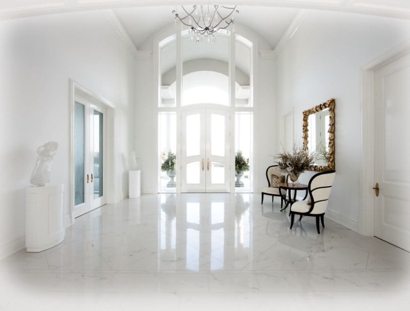 这个纯白色的入口就像一个童话般的家。白色的地板、墙壁、天花板和房子的其他细节看起来绝对令人惊叹。