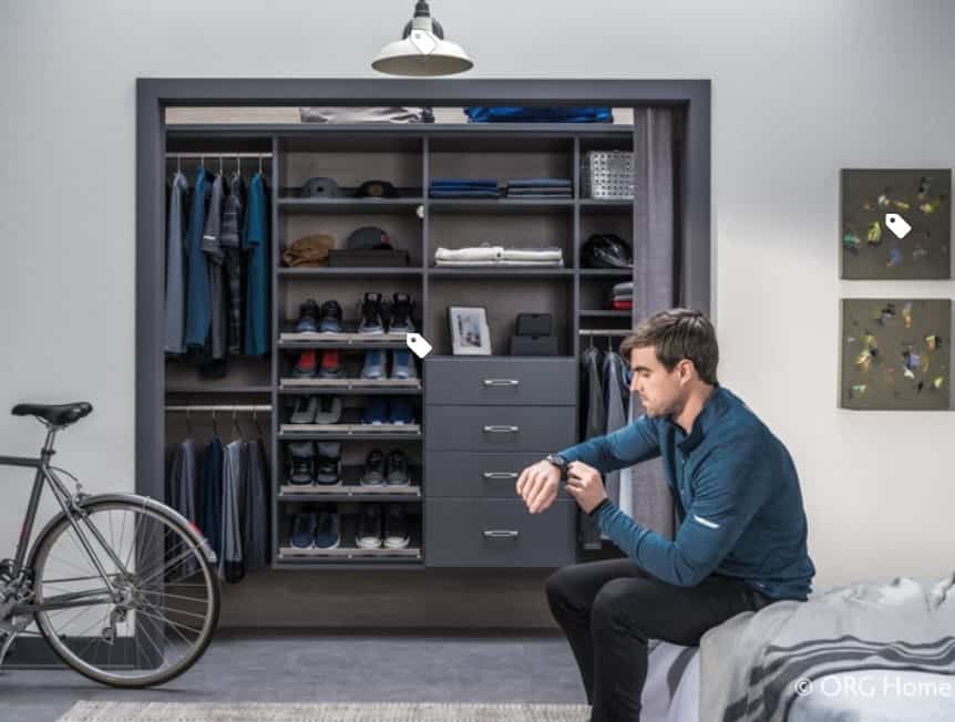 对于上班族来说，这是一个完美的储衣空间，这个开放式的衣柜有笔直实用的线条，大量的架子可以整理衣服，甚至还有一些用来存放情感物品的剩余空间。衣柜的深浅光滑的银色调完美地代表了一个工业、高科技、复杂和现代的男人。