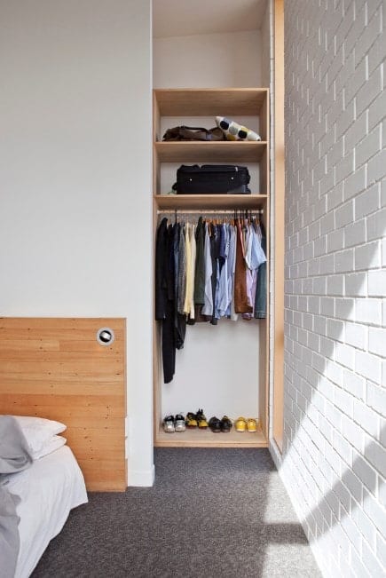 另一个最大限度地利用可用空间的好方法是在你房间的壁柜里移动。这个又高又细的衣柜在墙内找到了完美的位置，现在提供了很大的空间来摆放衣服、鞋子、包和其他东西。浅色的木材也为房间增添了一丝优雅。