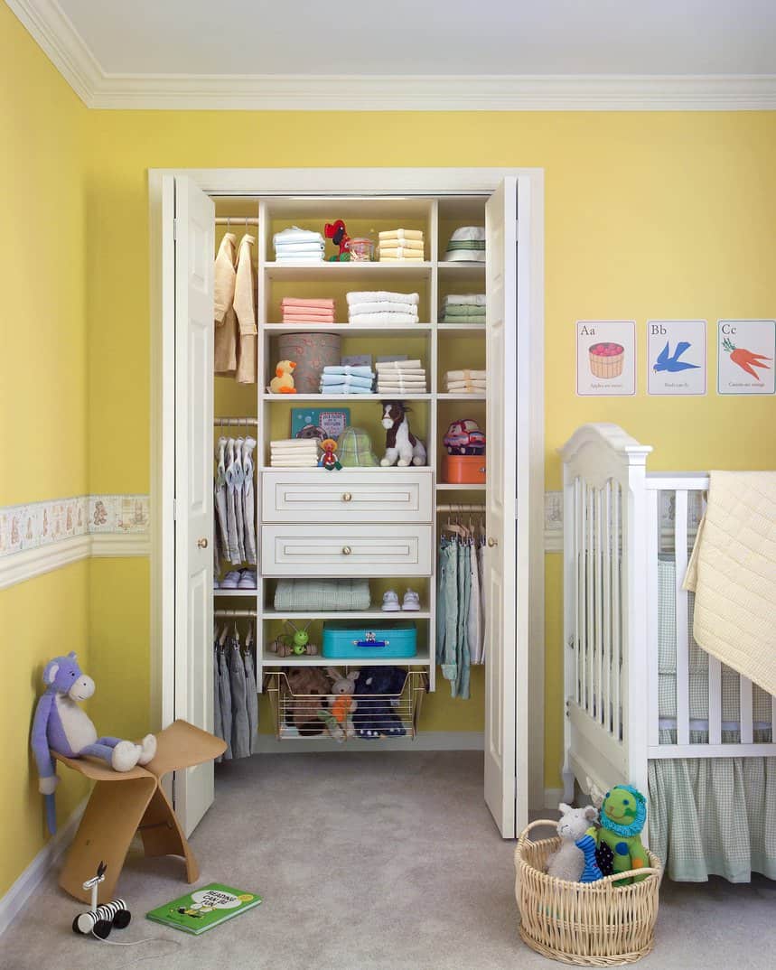 我们无法猜测这个小壁橱是属于一个小男孩还是小女孩，仅仅是根据里面排列的可爱的小衣服，还有阳光黄色的墙壁。但我们可以说，对于房间里的小主人来说，衣柜是毛绒玩具的宝库。