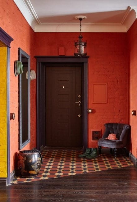 小门厅采用硬木地板，红色的墙壁加上了深色的阴影。
