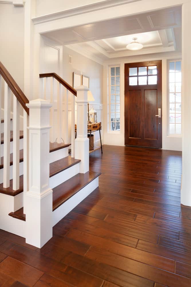 白色的小门厅混合着乡村的氛围。它以硬木地板和楼梯台阶为特色。天花板看起来也很优雅。