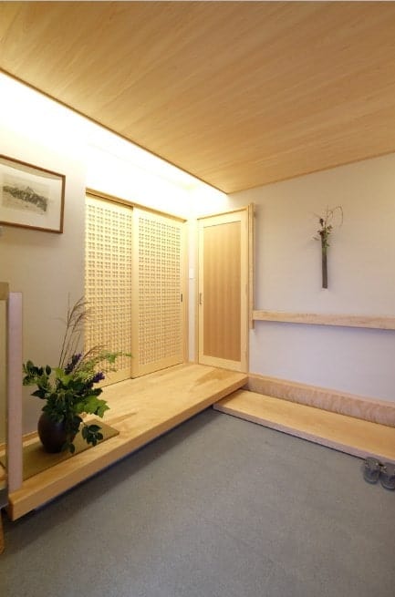这个日式风格的小门厅看起来很漂亮，很放松。白色的墙壁和浅色的木制细节都很华丽。