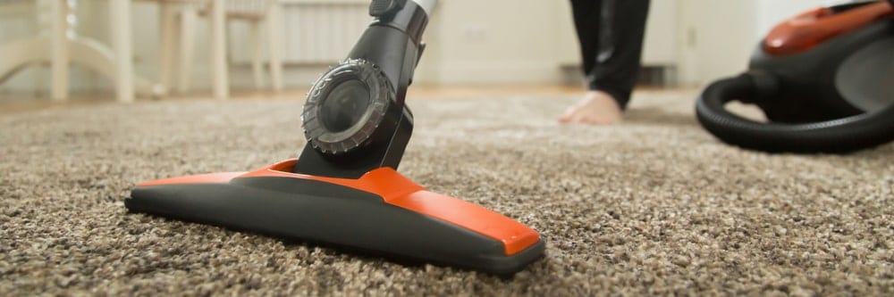 地毯地板上使用的真空吸尘器。
