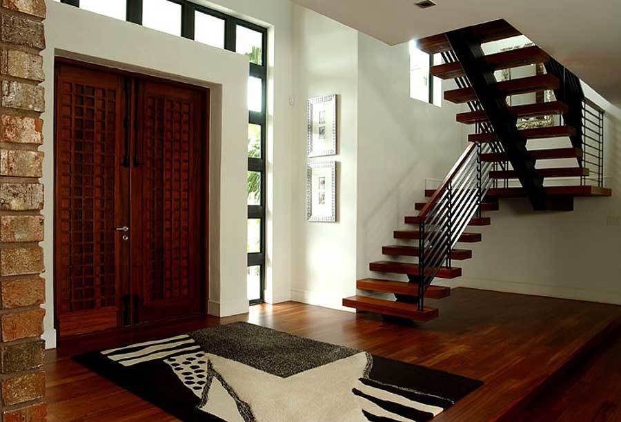 门厅有一个单长楼梯，一个大面积地毯，和一个与丰富的硬木地板融为一体的木质双开门。