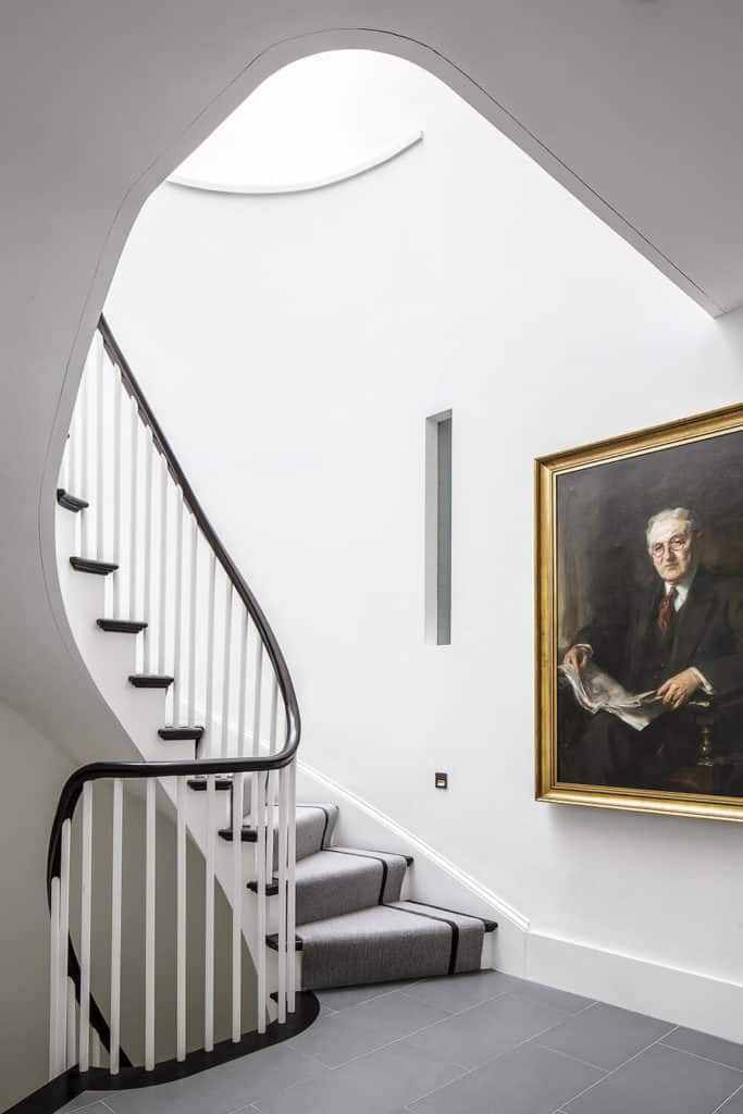 由haacin + Associates设计的宏伟的联排别墅楼梯