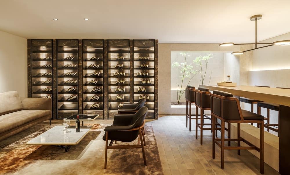 梅森工作室设计的豪华联排别墅中的葡萄酒休息室