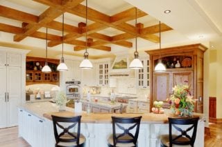 35个趋势厨房设计与惊人的暴露木天花板
