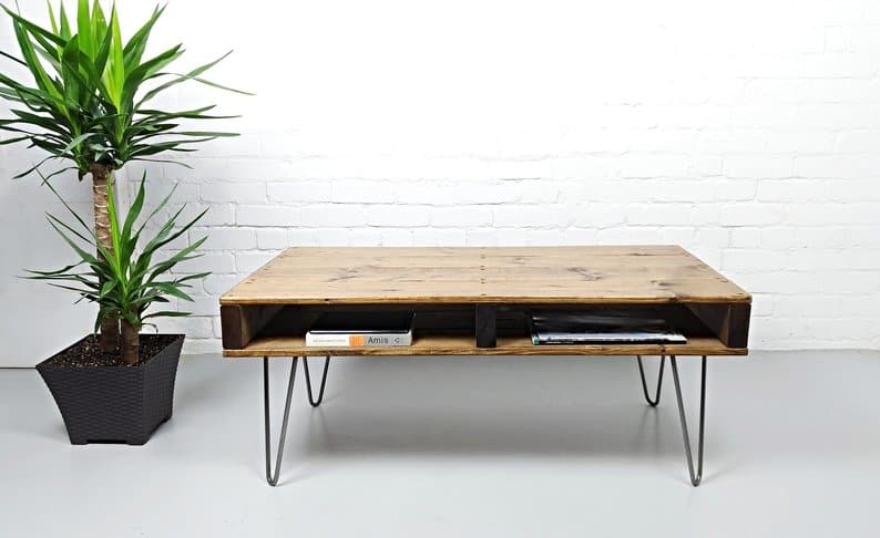 现代简单的方形托盘咖啡桌，将储物架在细金属腿上