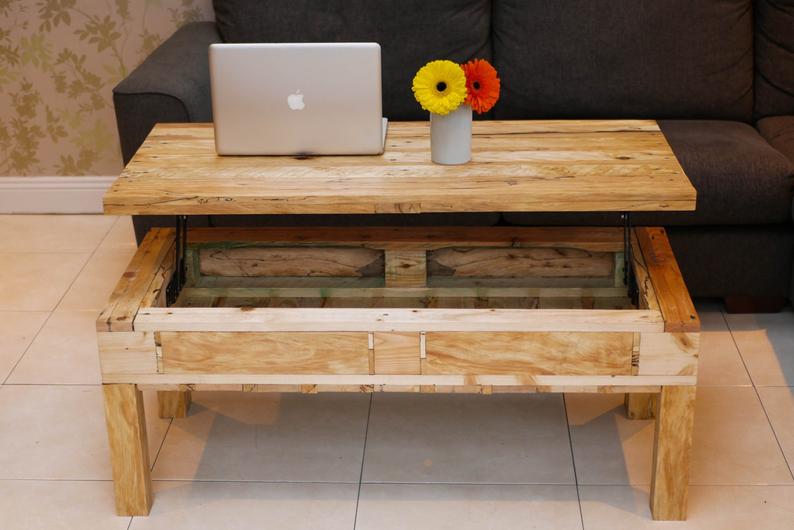 定制的天然木材升降顶托盘咖啡桌，下面有存储空间。这个设计包括桌腿。