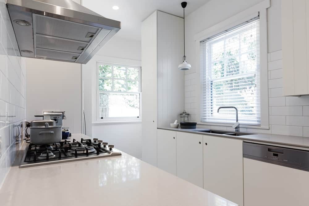 这个厨房被白色的墙壁和天花板包围着。白色的台面与厨房的风格也很相配。