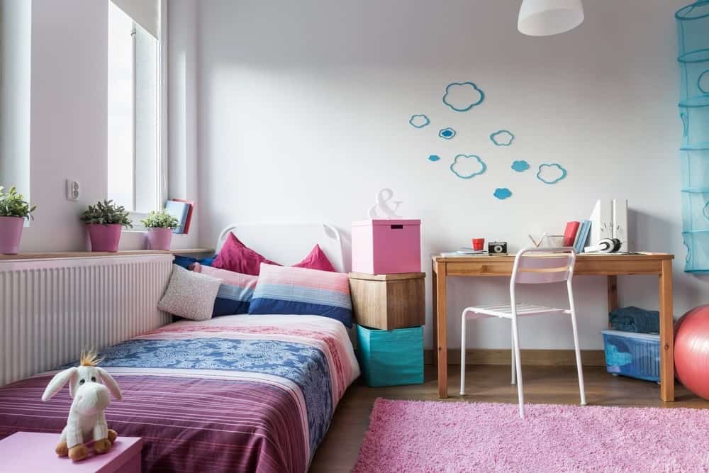 这个女孩卧室里不同的颜色组合看起来非常可爱。墙壁上也有可爱的装饰。