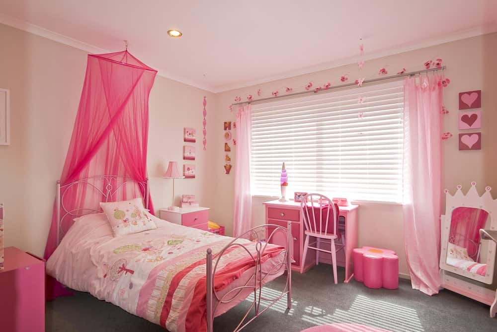 这个女孩的卧室粉红色和红色的组合看起来很可爱。灰色的地毯也为房间增添了风格。