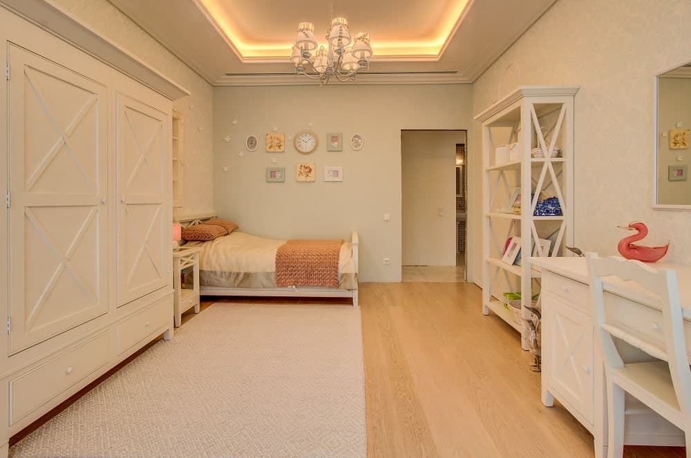 一个优雅的女孩的卧室，由一个可爱的天花板灯设置在令人惊叹的托盘天花板。