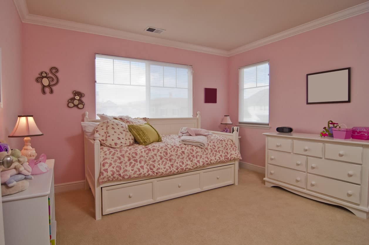 这个女孩的卧室拥有粉红色的墙壁和优雅的地毯地板。这张床和少女感的墙壁搭配在一起很完美。