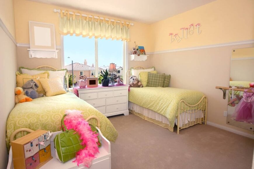一间可爱的女生卧室，有一张铺在地毯上的床。米色的墙壁与房间的风格很相配。