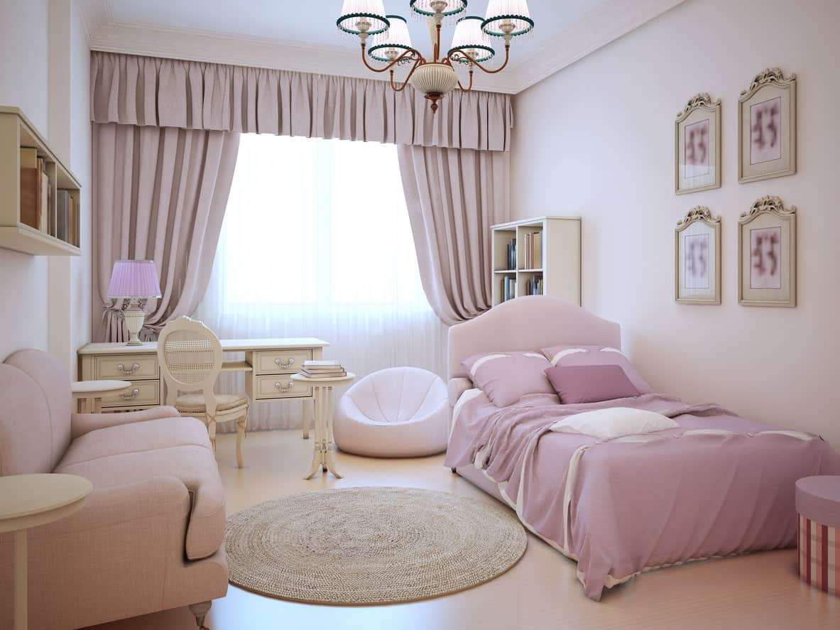 这个女孩的卧室里有粉红色的床和座椅，还有粉红色的窗帘。墙壁和地板看起来很完美。