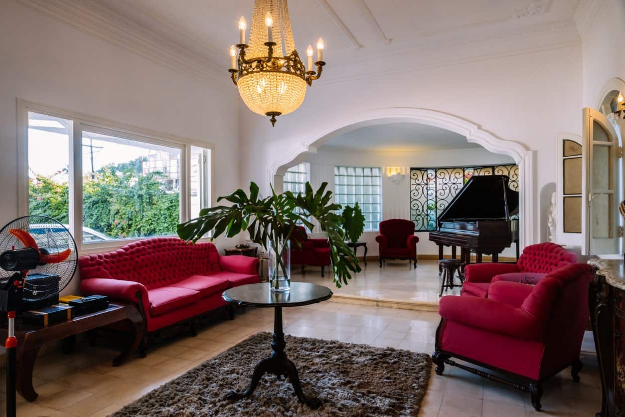 大的正式客厅提供了一套非常优雅的红色天鹅绒座椅。这个空间由一个华丽的顶灯照亮。它还提供一架黑色钢琴。