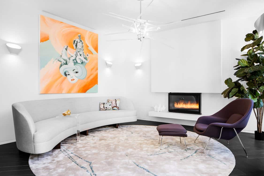 凉爽的白色客厅，弯曲的现代沙发和壁炉，DÉCOR AID