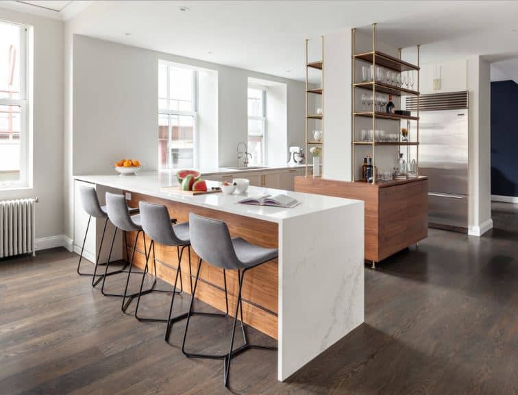 厨房岛的优雅的设计内置黄金货架是一个了不起的概念。这是包围的l型半岛白色台面对比这个北欧国家的厨房的深色木质地板。