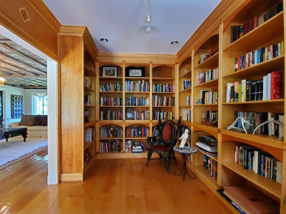这是一个非常酷的家庭图书馆，因为它来自马克·吐温的豪宅。图书馆不是很大，但做得很好。