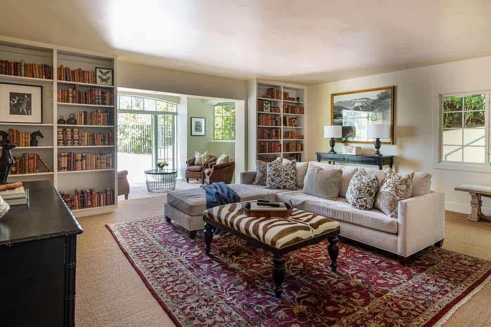 另一个大休息室风格的房间，墙壁上摆满了书籍，使它成为事实上的家庭图书馆。