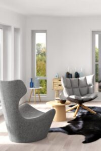 鲜明的极简主义在这种单色斯堪的纳维亚风格的客厅。椅子的形状和表在这个空间几乎给它一个折衷的感觉但单色配色方案使它简单。