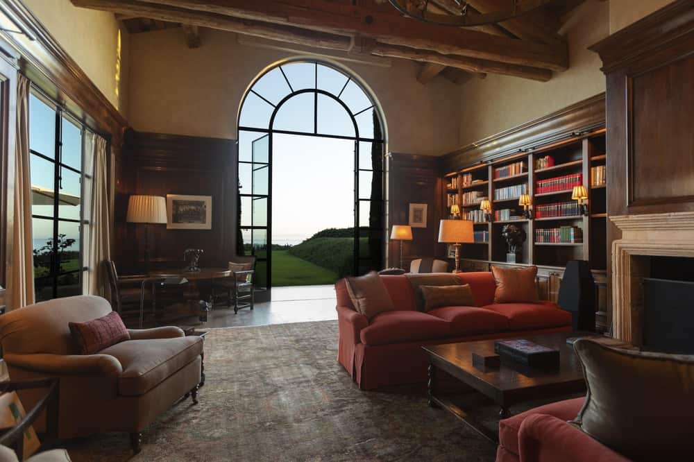 与上面的图书馆相比，这是一个充满家具和定制内置书架的巨型豪宅版本。
